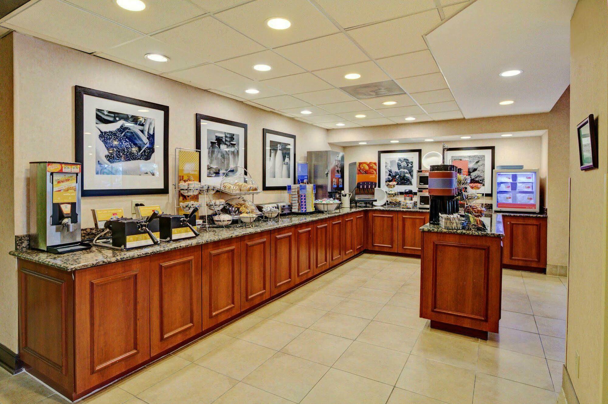 Hampton Inn Charlotte University Place Restoran fotoğraf